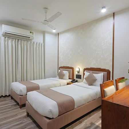 Hotel Apex Сурат Екстериор снимка