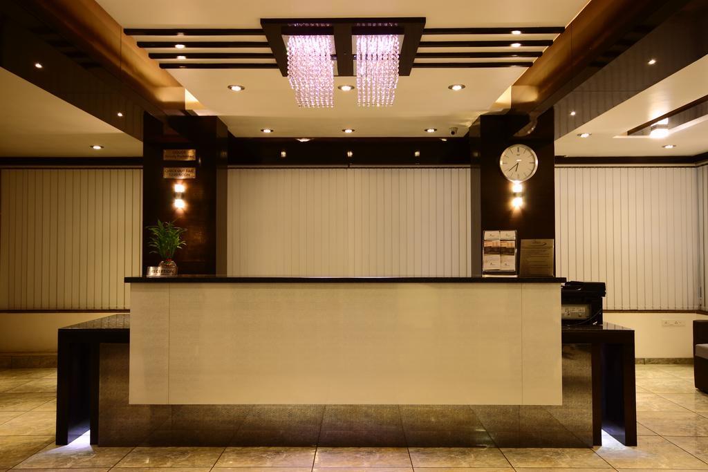 Hotel Apex Сурат Екстериор снимка