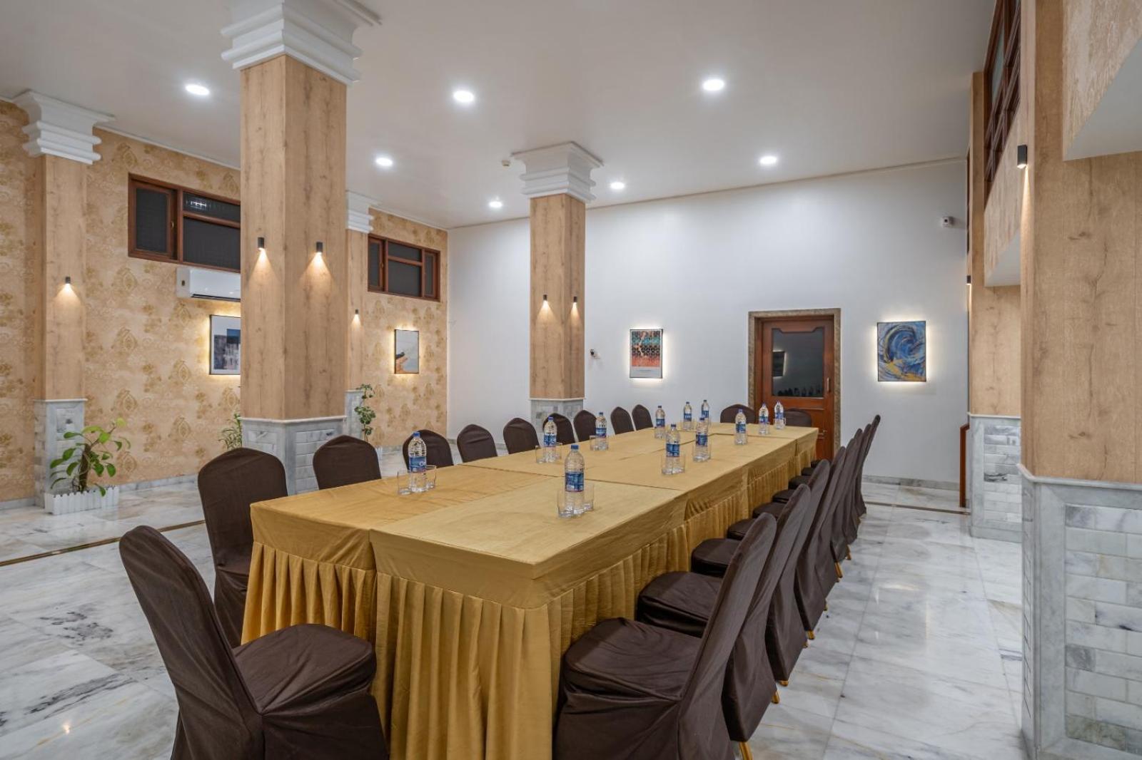 Hotel Apex Сурат Екстериор снимка