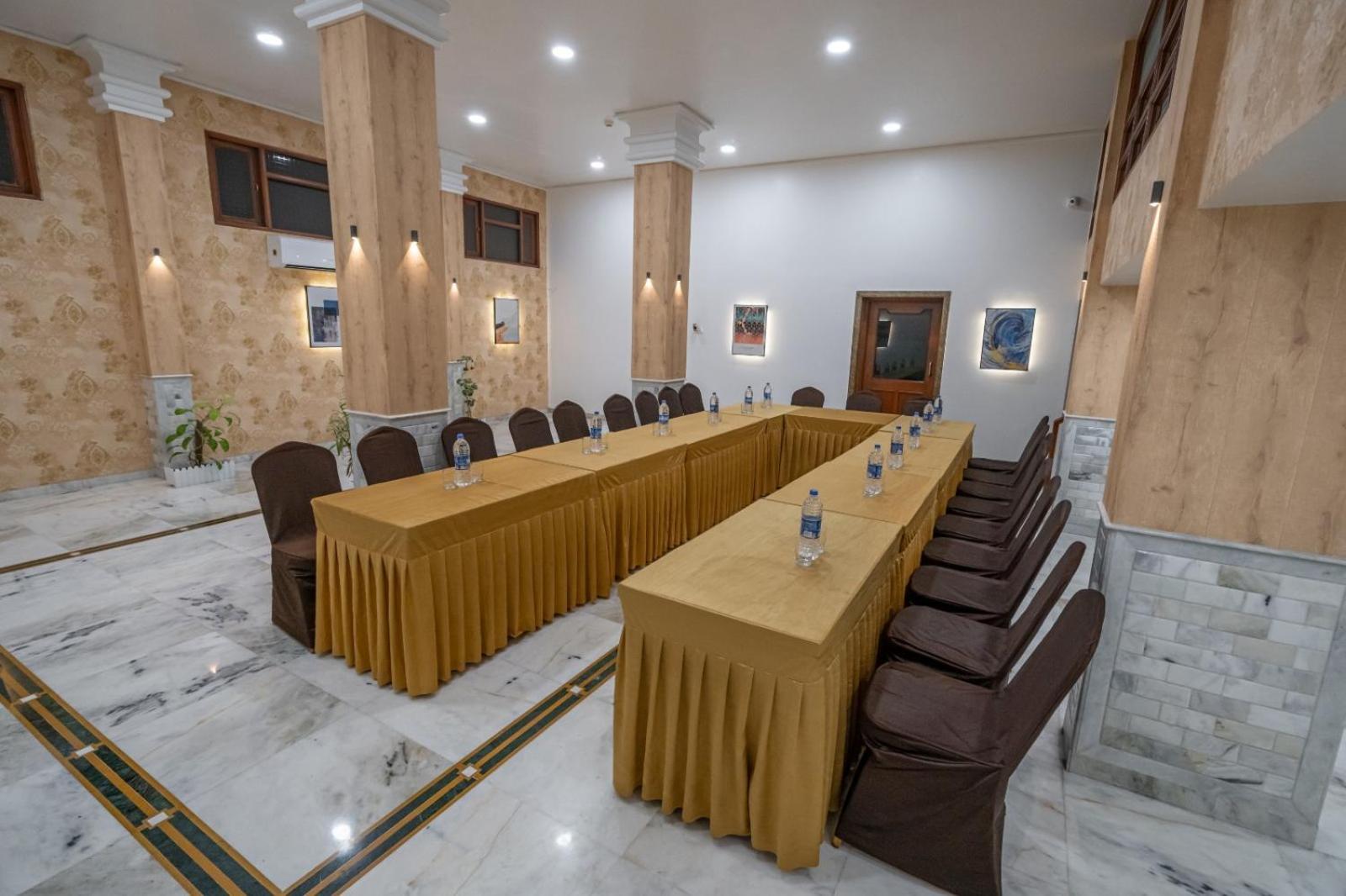 Hotel Apex Сурат Екстериор снимка