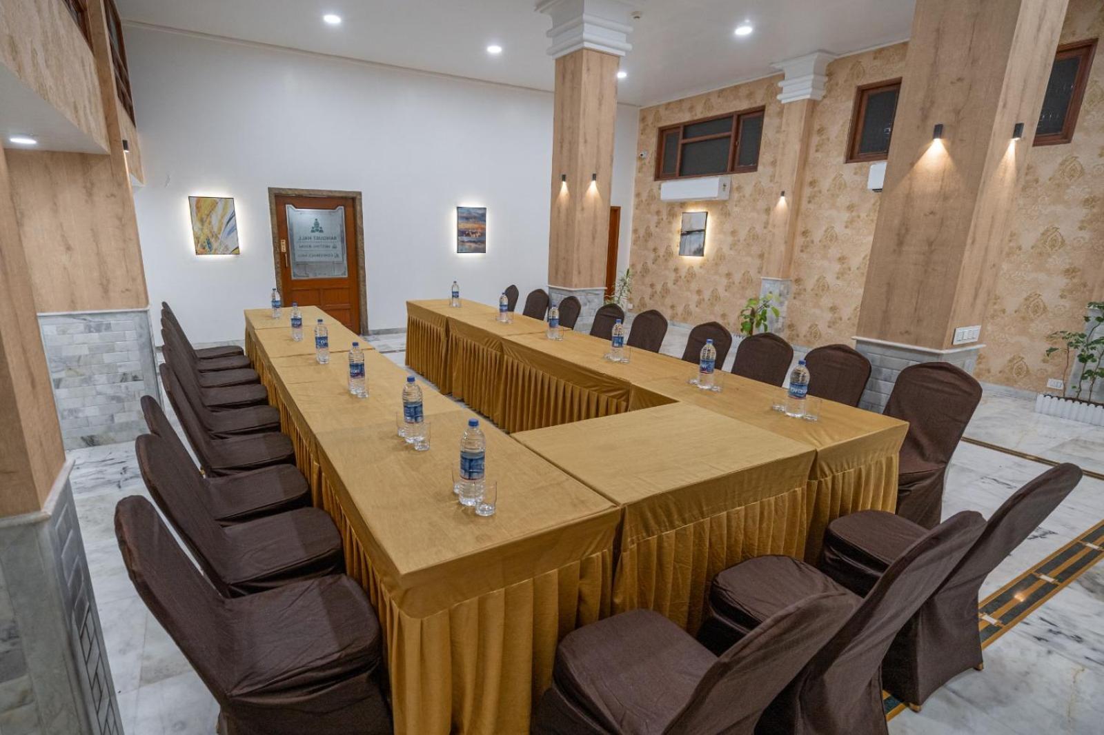 Hotel Apex Сурат Екстериор снимка