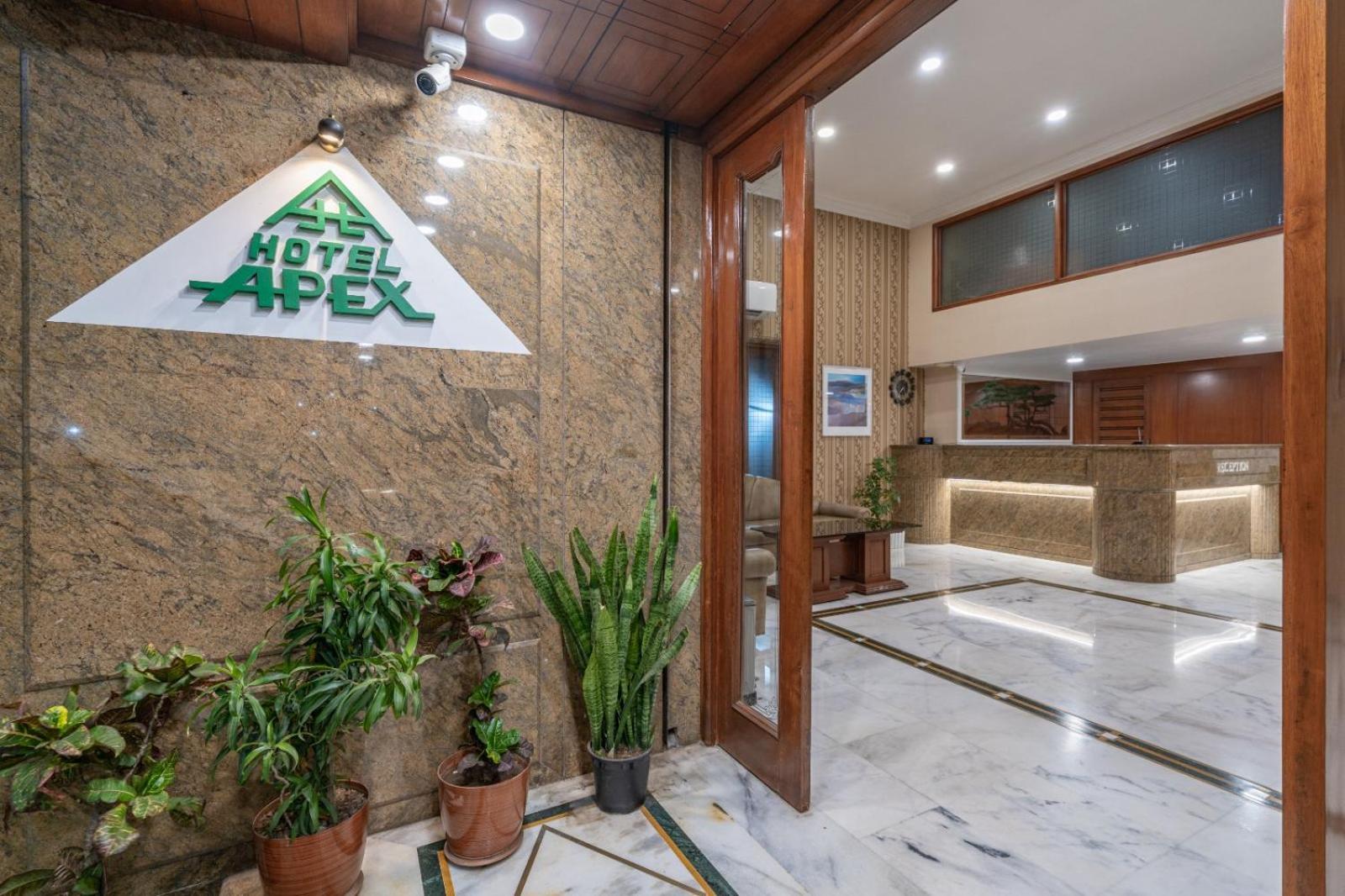Hotel Apex Сурат Екстериор снимка