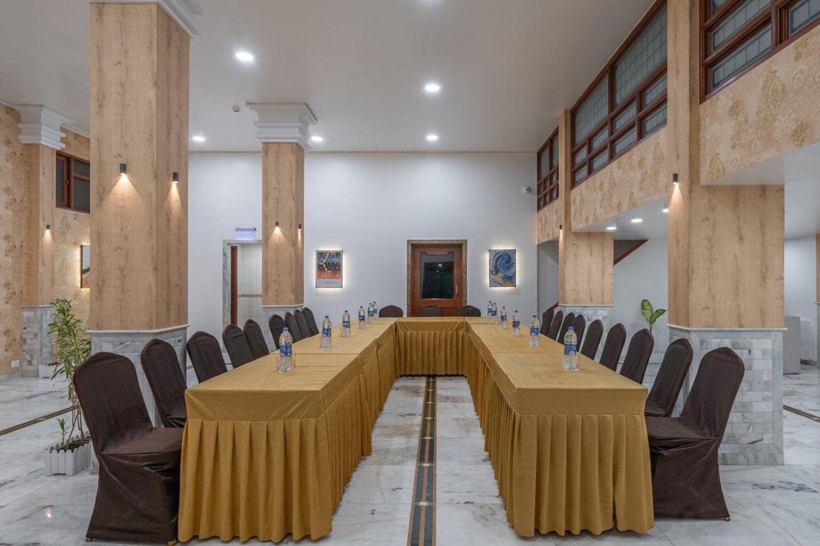 Hotel Apex Сурат Екстериор снимка