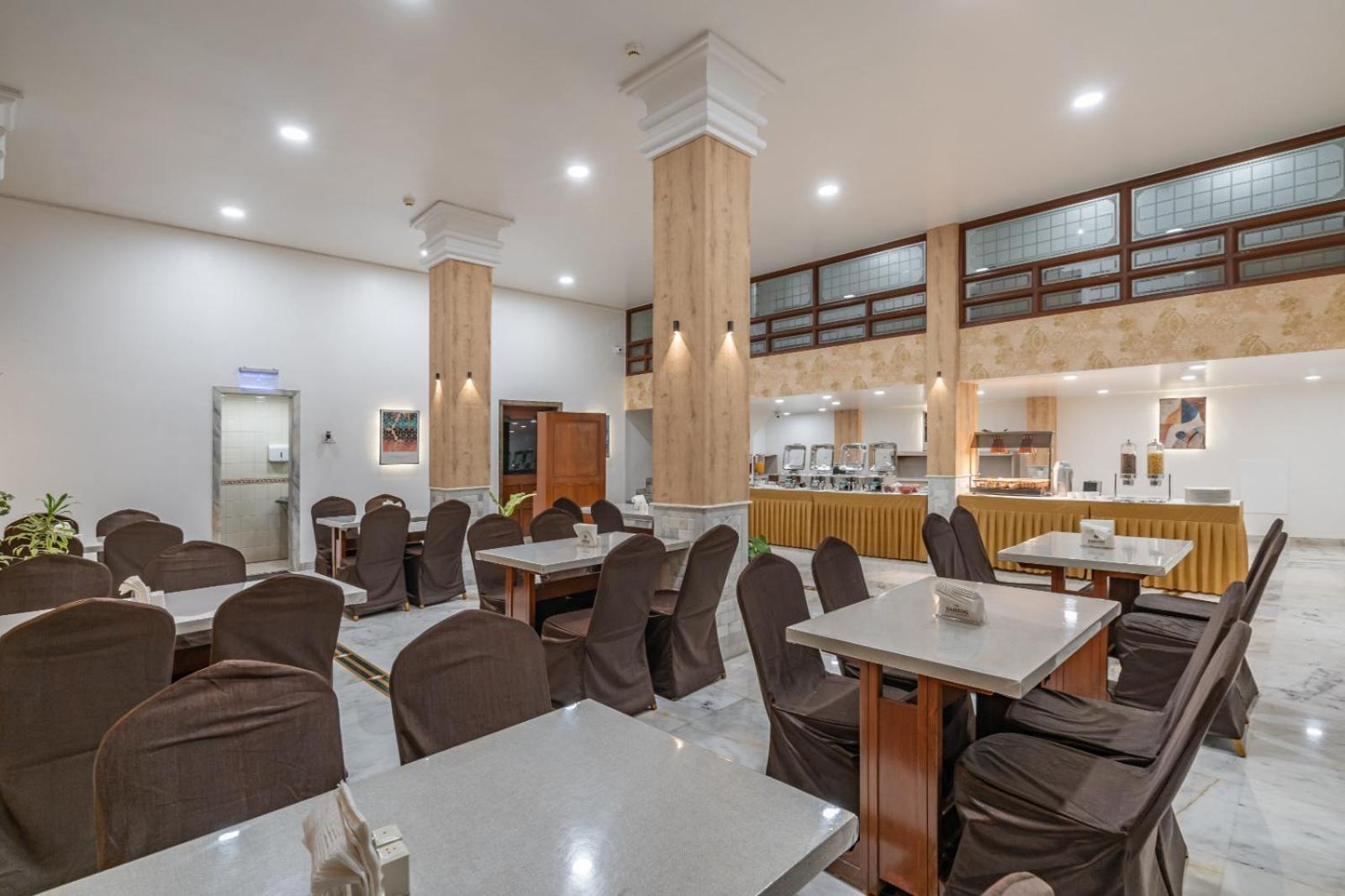 Hotel Apex Сурат Екстериор снимка