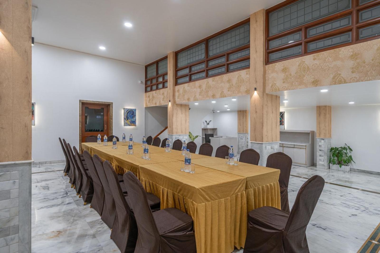 Hotel Apex Сурат Екстериор снимка