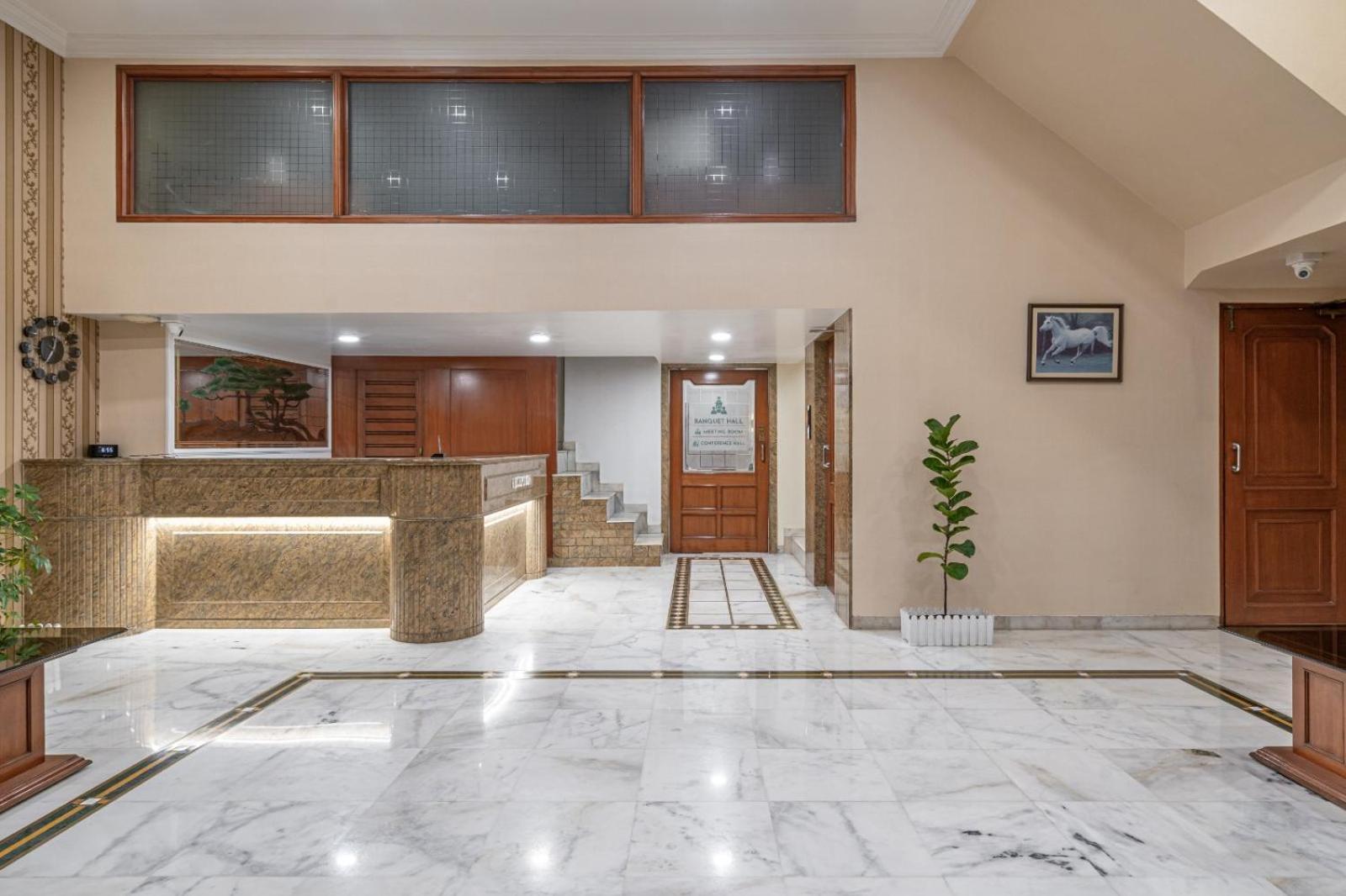 Hotel Apex Сурат Екстериор снимка