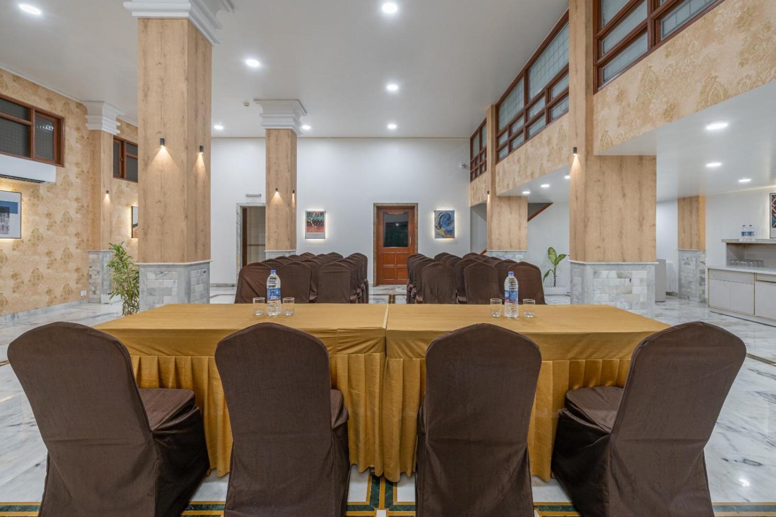 Hotel Apex Сурат Екстериор снимка