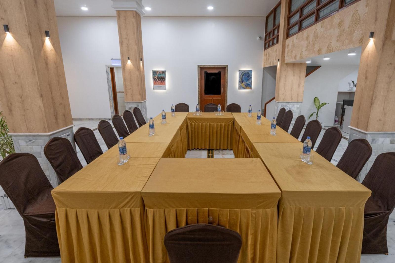 Hotel Apex Сурат Екстериор снимка