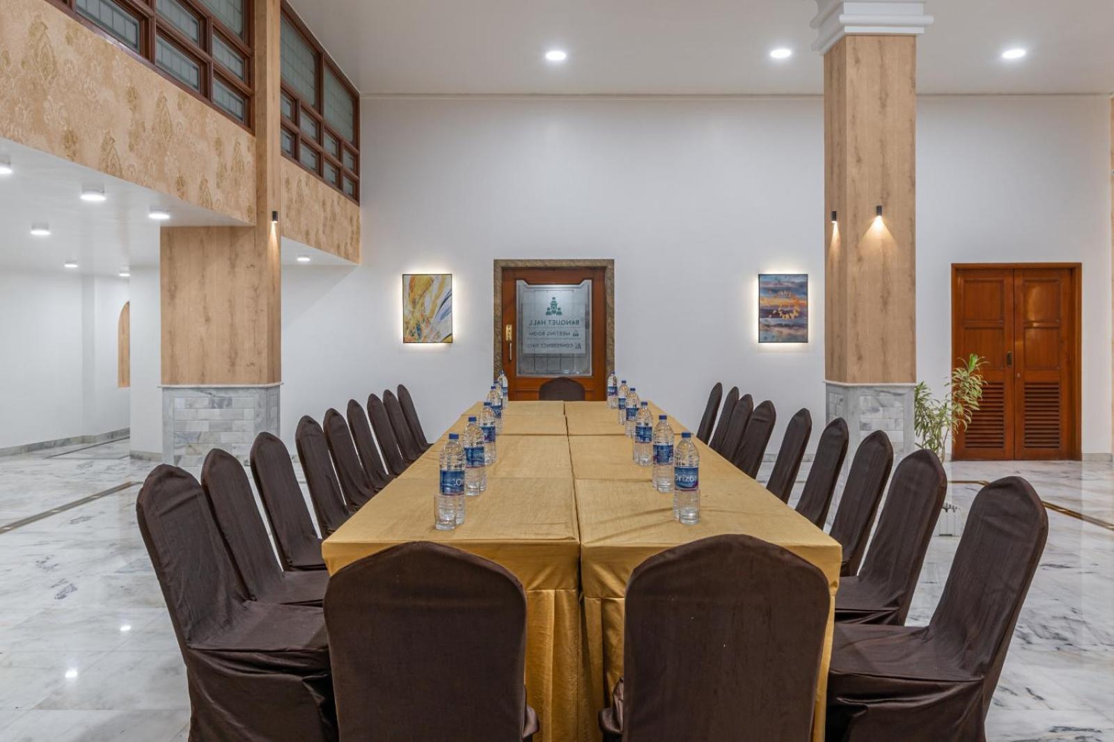 Hotel Apex Сурат Екстериор снимка
