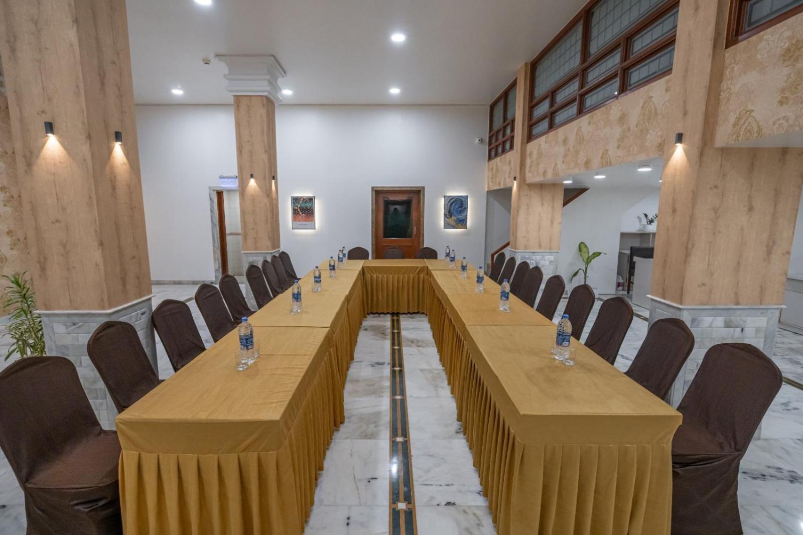 Hotel Apex Сурат Екстериор снимка