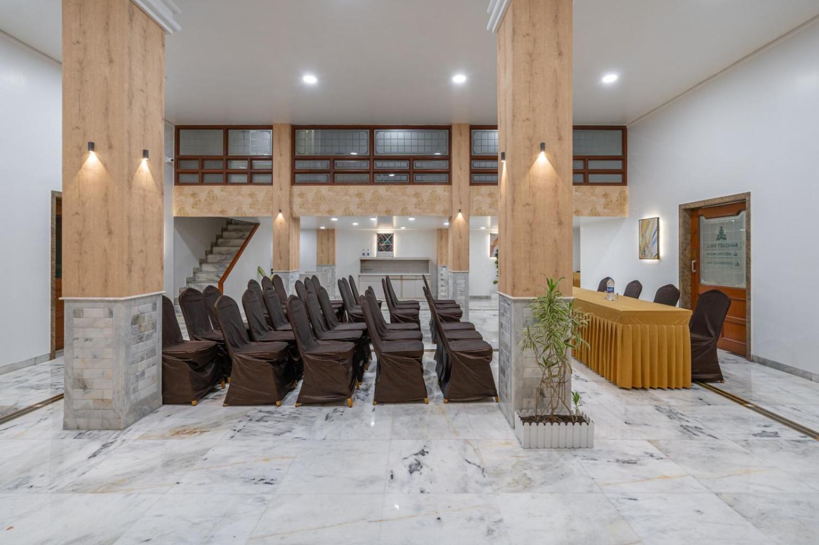 Hotel Apex Сурат Екстериор снимка