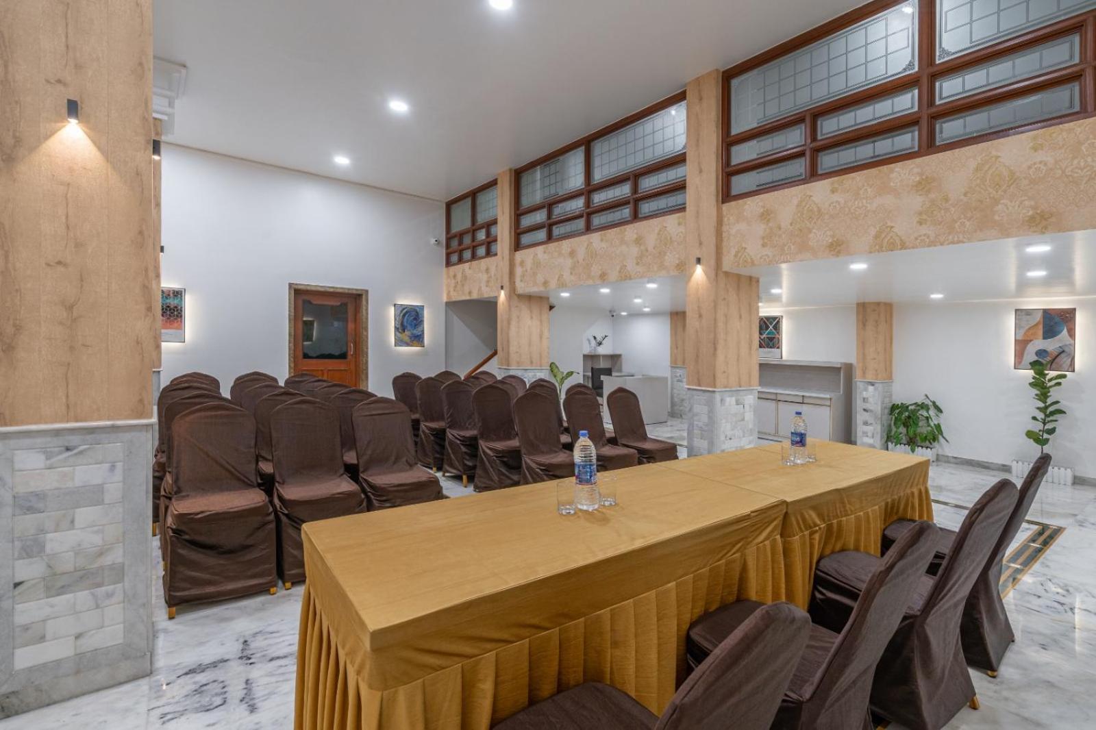Hotel Apex Сурат Екстериор снимка
