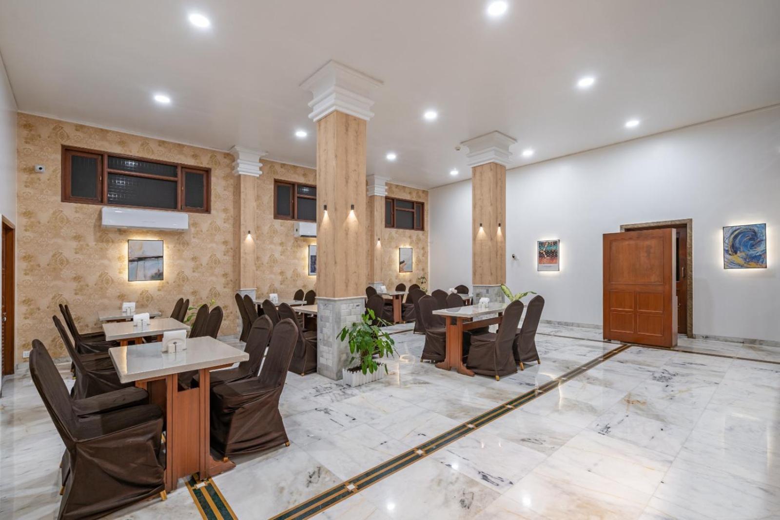 Hotel Apex Сурат Екстериор снимка