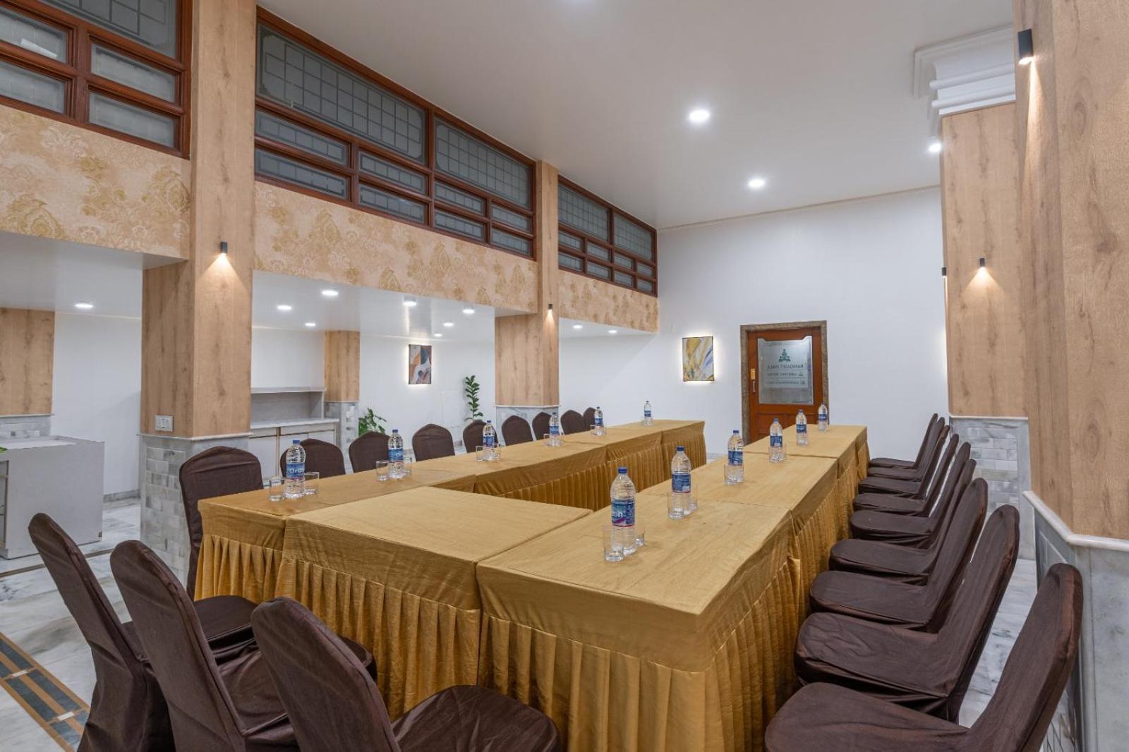 Hotel Apex Сурат Екстериор снимка