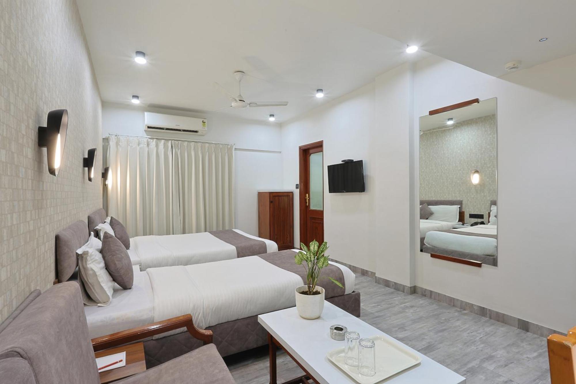Hotel Apex Сурат Екстериор снимка