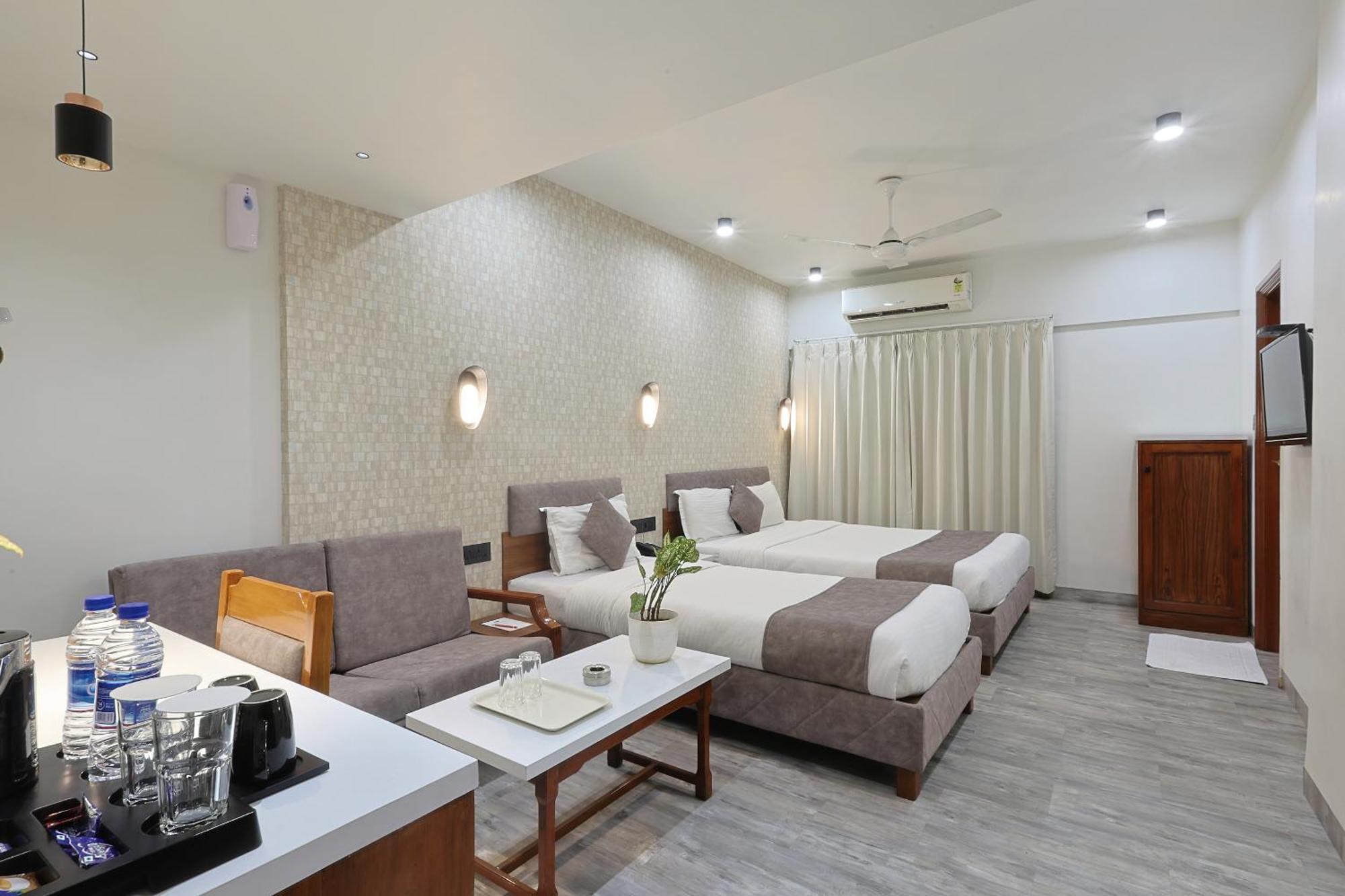 Hotel Apex Сурат Екстериор снимка