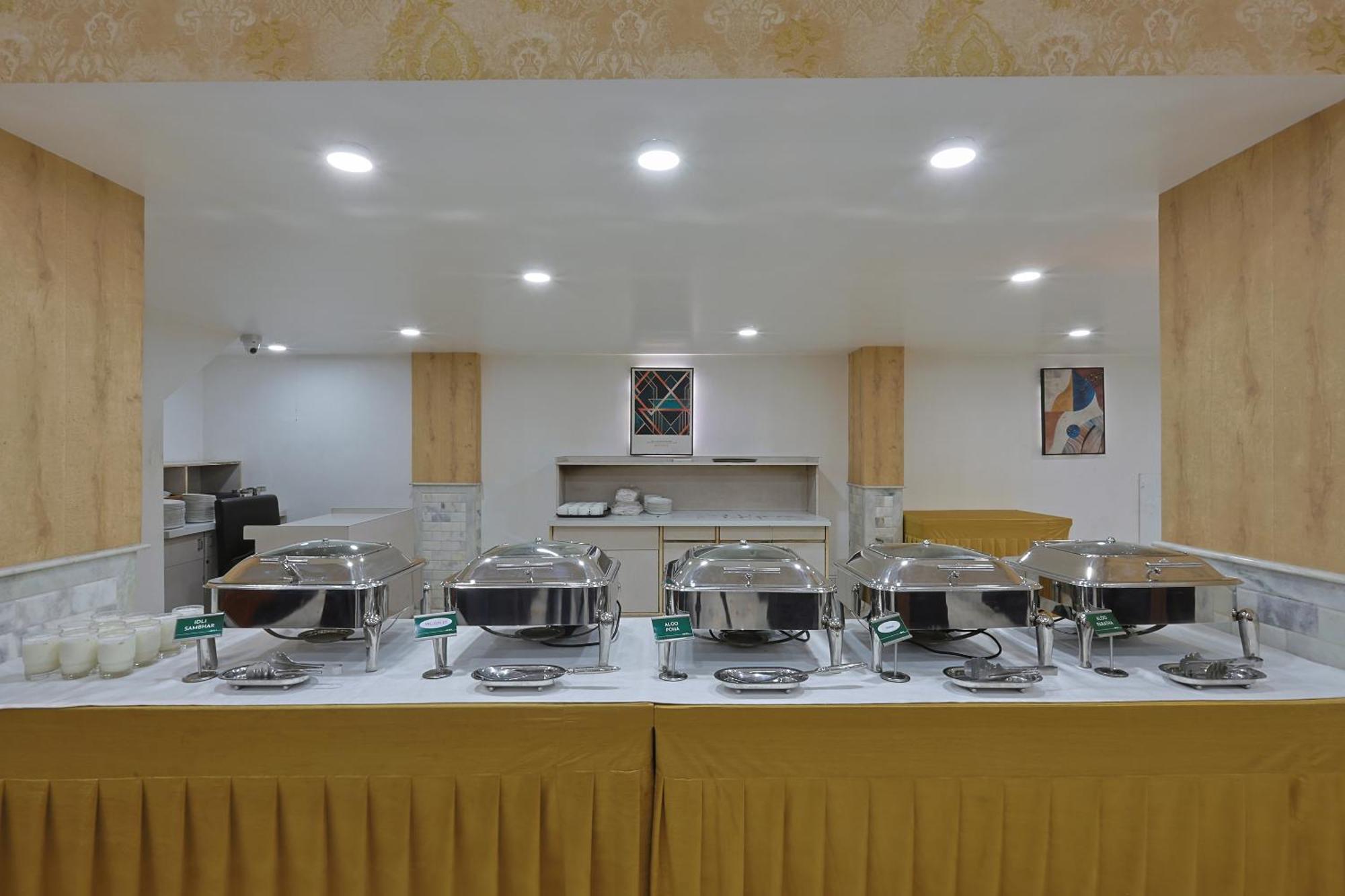 Hotel Apex Сурат Екстериор снимка