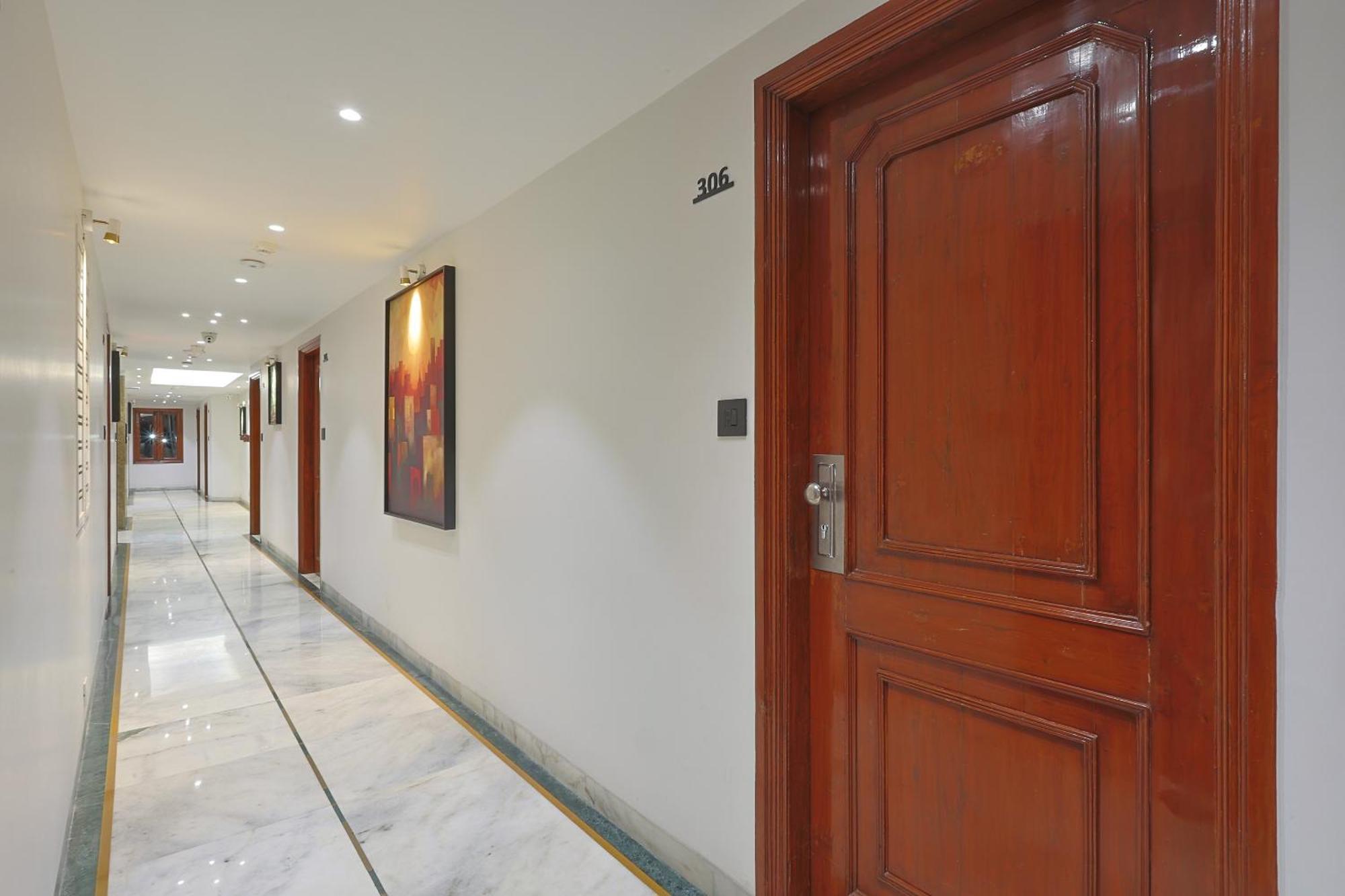 Hotel Apex Сурат Екстериор снимка