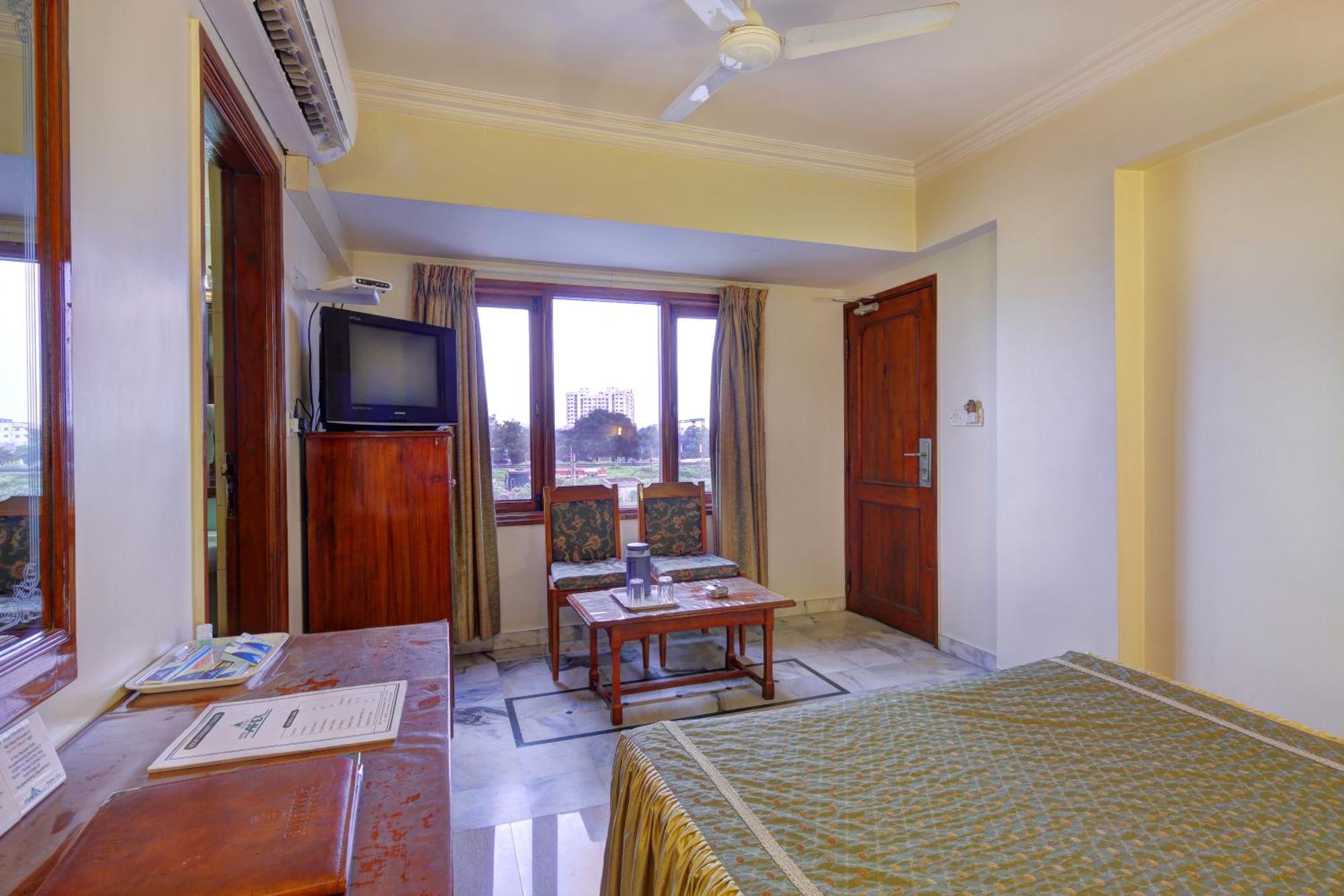 Hotel Apex Сурат Екстериор снимка