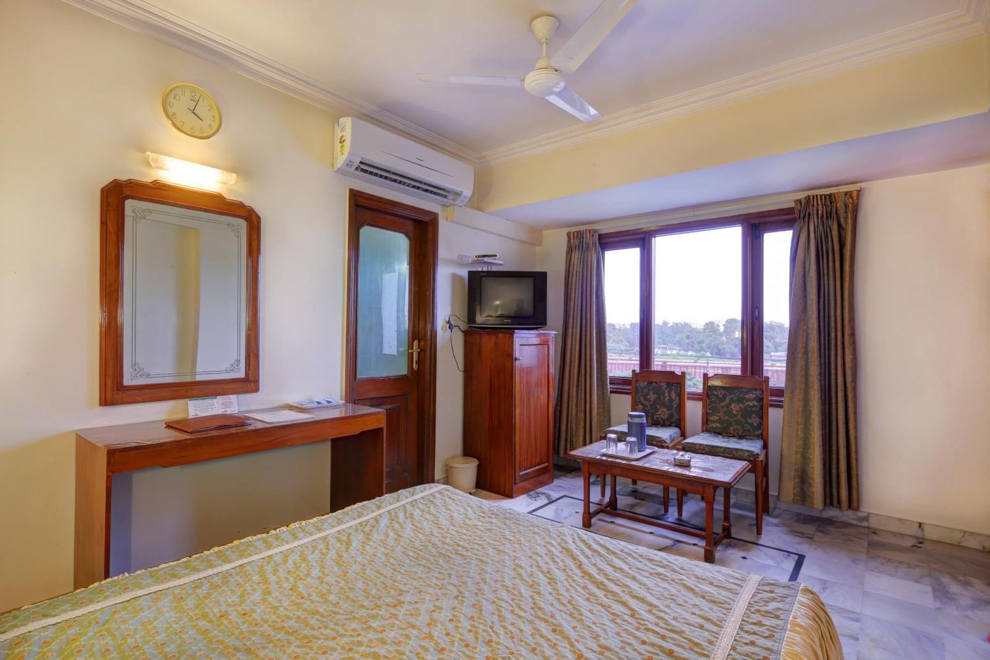 Hotel Apex Сурат Екстериор снимка