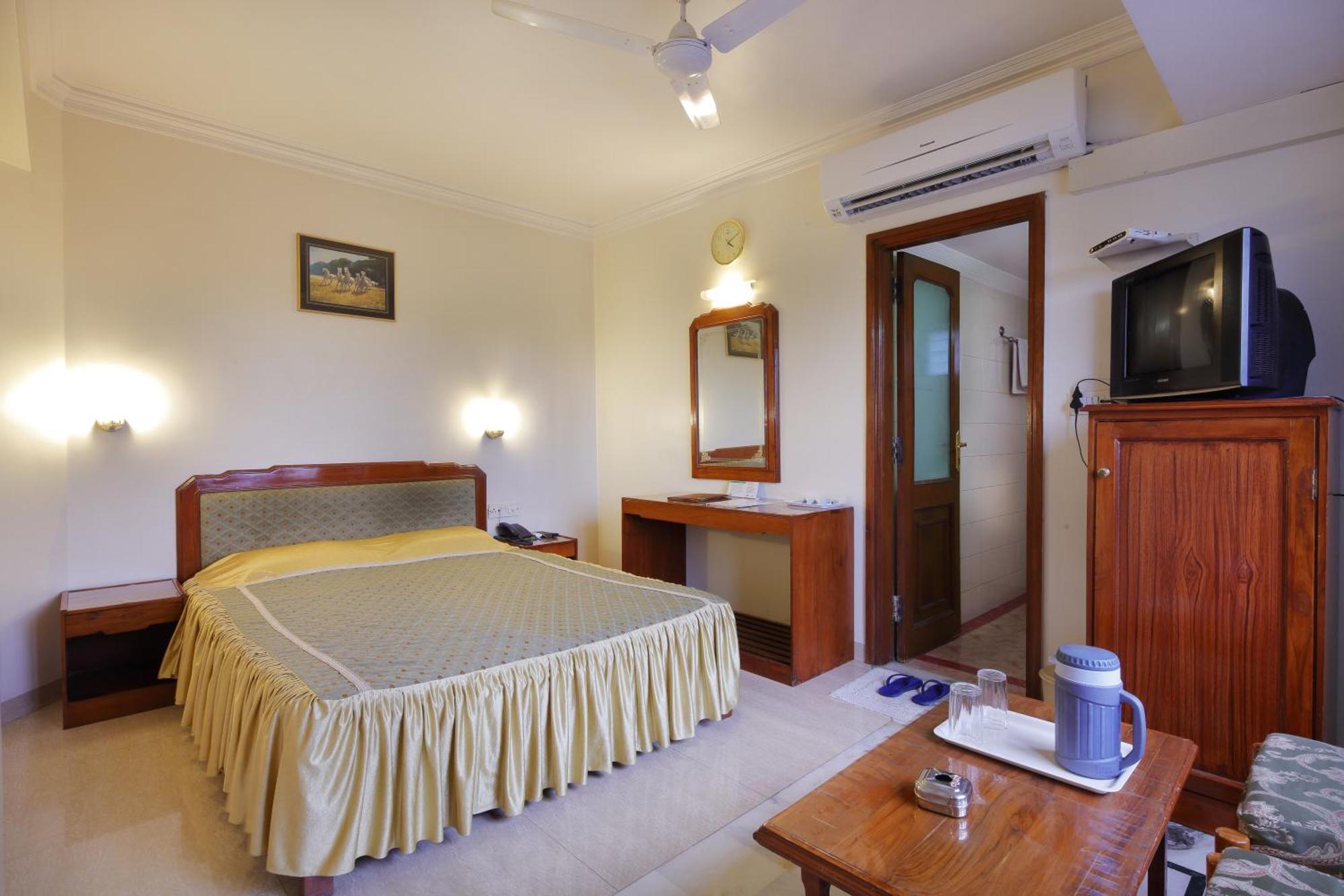 Hotel Apex Сурат Екстериор снимка