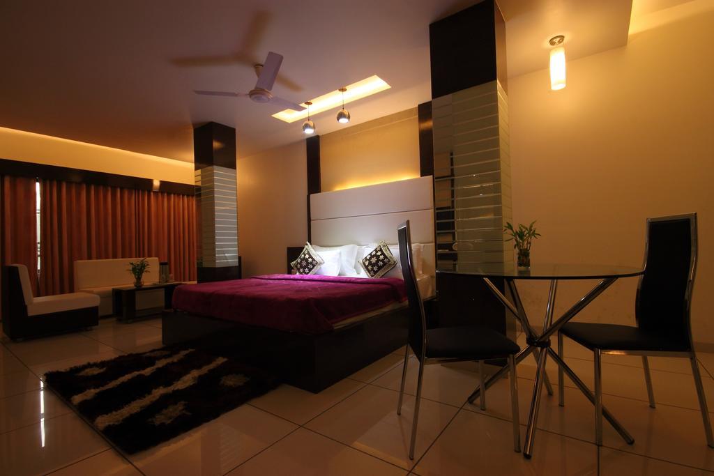 Hotel Apex Сурат Стая снимка