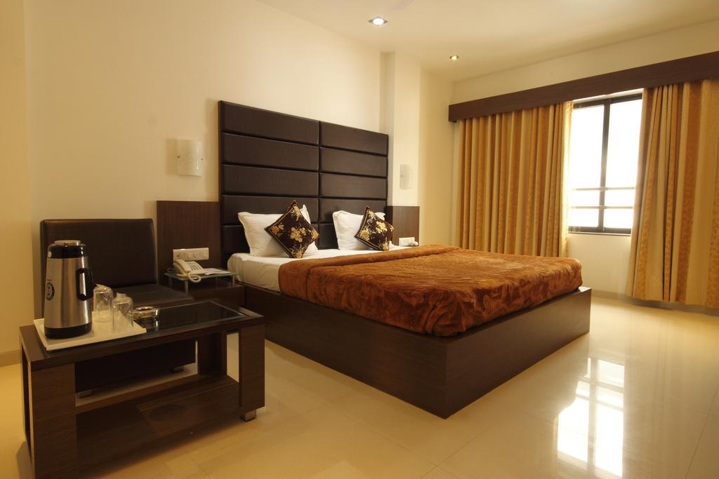 Hotel Apex Сурат Стая снимка