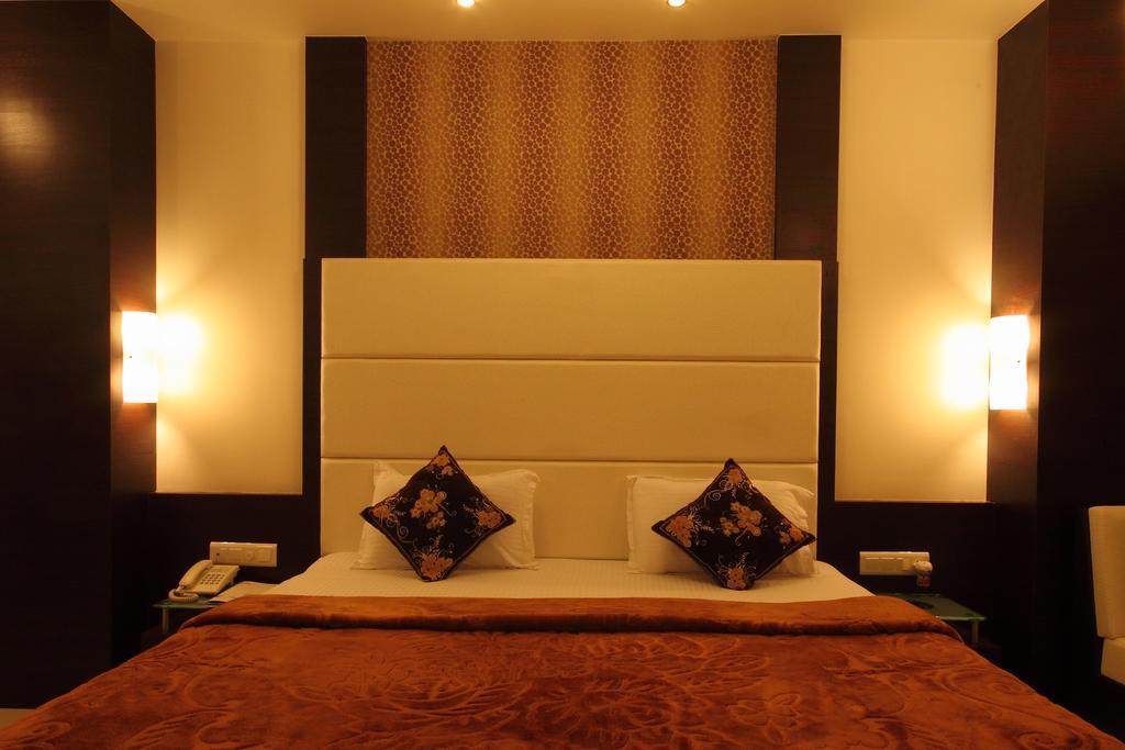 Hotel Apex Сурат Стая снимка