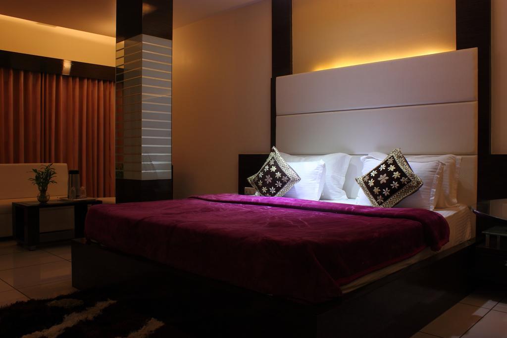 Hotel Apex Сурат Стая снимка