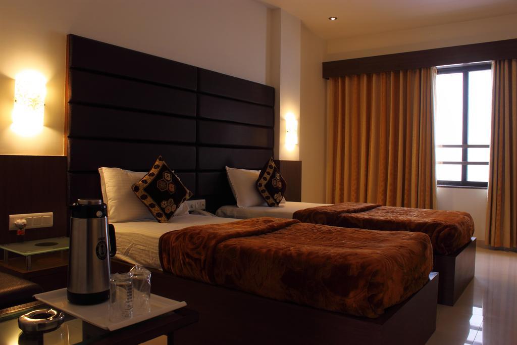Hotel Apex Сурат Екстериор снимка
