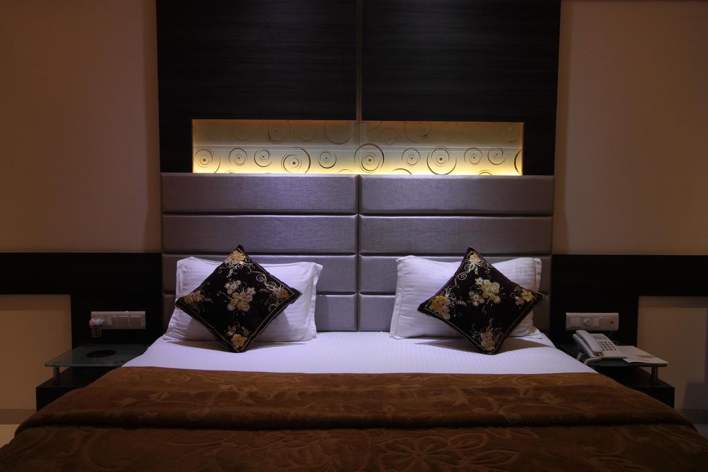 Hotel Apex Сурат Стая снимка
