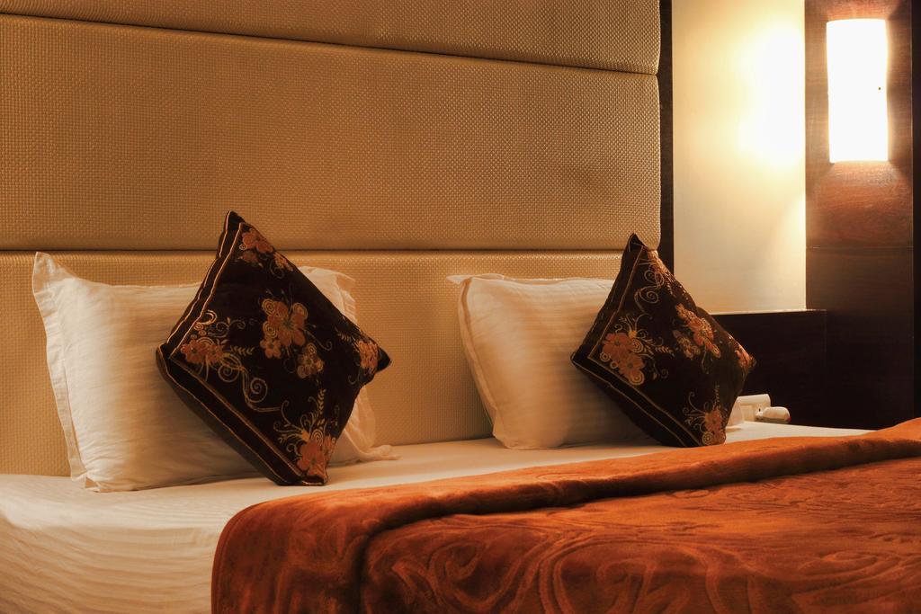 Hotel Apex Сурат Стая снимка