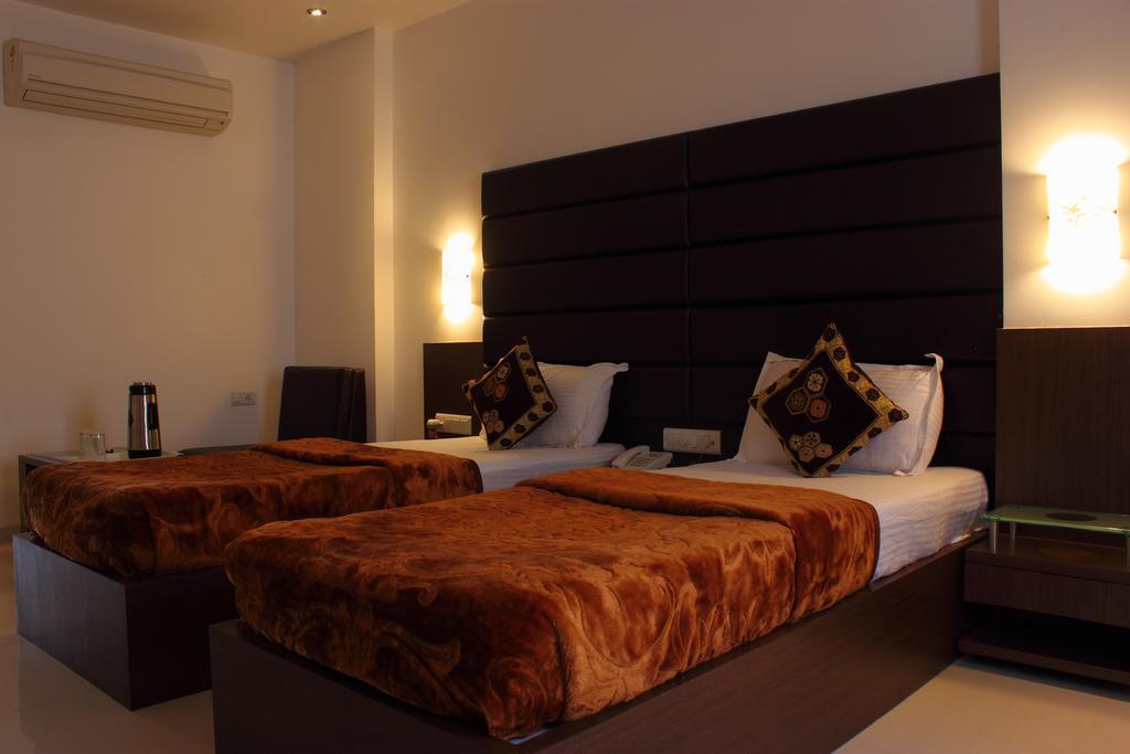 Hotel Apex Сурат Екстериор снимка