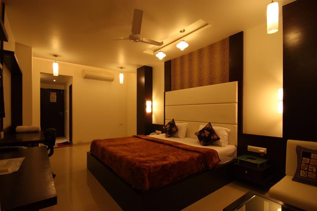 Hotel Apex Сурат Стая снимка