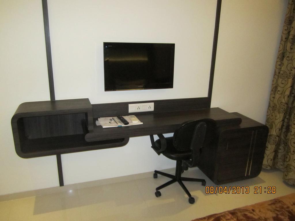 Hotel Apex Сурат Екстериор снимка