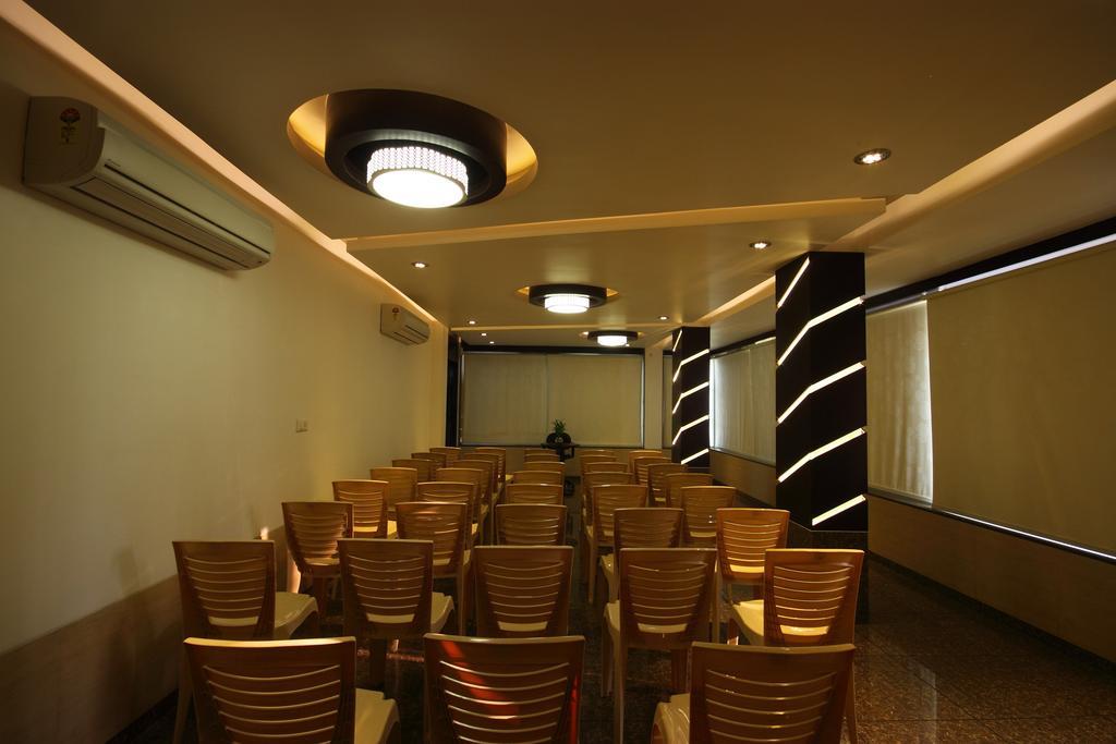 Hotel Apex Сурат Екстериор снимка