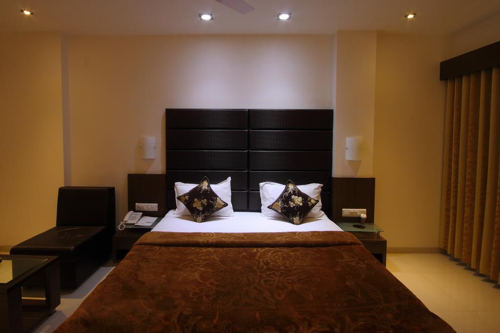 Hotel Apex Сурат Стая снимка